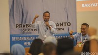 Pemilu yang sudah tinggal 40 hari membuat Prabowo-Gibran membutuhkan kurang 3-4 persen untuk menang 1 putaran. Sehingga perlu menguatkan pemilih pasti agar tidak bergeser, kedua mengambil swing voters yang biasa pada kelas menengah.   