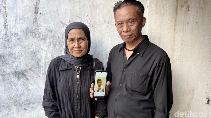Syarif dan Masitoh, kakek dan nenek Diaz membawa foto terakhir cucunya.