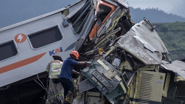Tabrakan kereta antara kereta lokal Commuter Line Bandung Raya dengan KA Turangga. (AP Photo/Abdan Syakura)