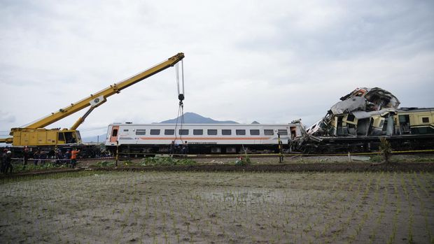 Tabrakan kereta antara kereta lokal Commuter Line Bandung Raya dengan KA Turangga. (AP Photo/Achmad Ibrahim)