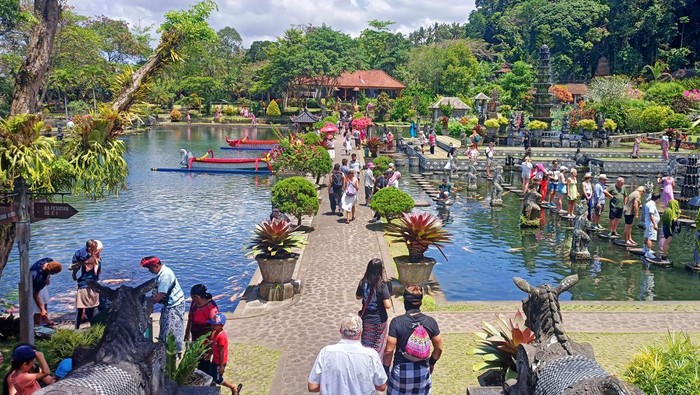 Wisatawan liburan di Taman Tirta Gangga, Karangasem, Bali, beberapa waktu yang lalu.