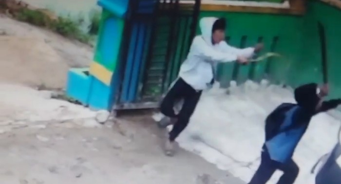 Tangkapan layar rekaman CCTV aksi OTK di SMPN 7 Rangkasbitung
