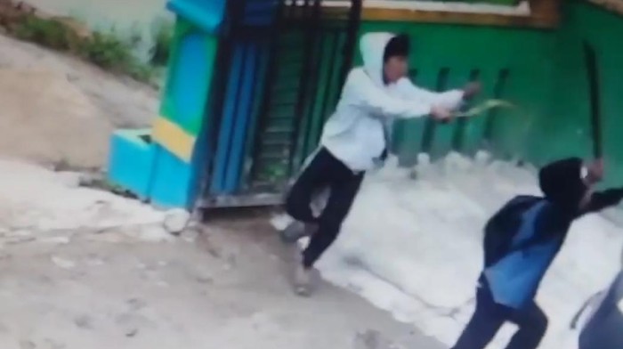 Tangkapan layar rekaman CCTV aksi OTK di SMPN 7 Rangkasbitung