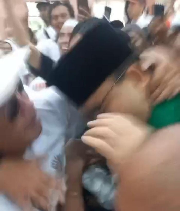 Tangkapan layar video Anies dipeluk dan dicium paksa simpatisan. (Istimewa)