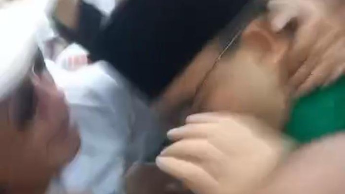 Tangkapan layar video Anies dipeluk dan dicium paksa simpatisan. (Istimewa)