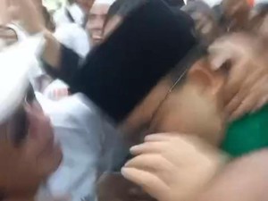 Kacamata Anies Jatuh saat Kampanye, Timnas AMIN: Relawan Antusias Mau Peluk