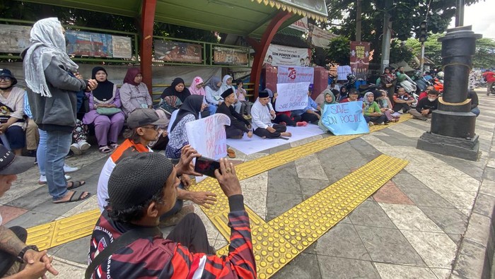 Tasyakuran di depan SDN Pocin 1