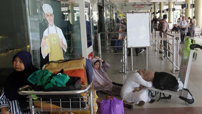 Terdampak Erupsi Marapi, Bandara Minangkabau Ditutup Sementara Penumpang menunggu jadwal penerbangan di Bandara Internasional Minangkabau, Kabupaten Padang Pariaman, Sumatera Barat, Jumat (5/1/2024). PT Angkasa Pura II Bandara International Minangkabau (BIM) menutup sementara aktivitas penerbangan di bandara tersebut akibat terdampak abu vulkanik erupsi Gunung Marapi. ANTARA FOTO/Muhammad Arif Pribadi/Spt.