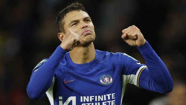 Soccer Football - Carabao Cup - Quarter Final - Chelsea v Newcastle United - Stamford Bridge, London, Britain - December 19, 2023 Chelsea's Thiago Silva celebrates after the match Action Images via Reuters/Peter Cziborra NO USE WITH UNAUTHORIZED AUDIO, VIDEO, DATA, FIXTURE LISTS, CLUB/LEAGUE LOGOS OR 'LIVE' SERVICES. ONLINE IN-MATCH USE LIMITED TO 45 IMAGES, NO VIDEO EMULATION. NO USE IN BETTING, GAMES OR SINGLE CLUB/LEAGUE/PLAYER PUBLICATIONS.