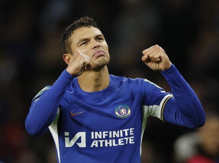 Soccer Football - Carabao Cup - Quarter Final - Chelsea v Newcastle United - Stamford Bridge, London, Britain - December 19, 2023 Chelsea's Thiago Silva celebrates after the match Action Images via Reuters/Peter Cziborra NO USE WITH UNAUTHORIZED AUDIO, VIDEO, DATA, FIXTURE LISTS, CLUB/LEAGUE LOGOS OR 'LIVE' SERVICES. ONLINE IN-MATCH USE LIMITED TO 45 IMAGES, NO VIDEO EMULATION. NO USE IN BETTING, GAMES OR SINGLE CLUB/LEAGUE/PLAYER PUBLICATIONS.