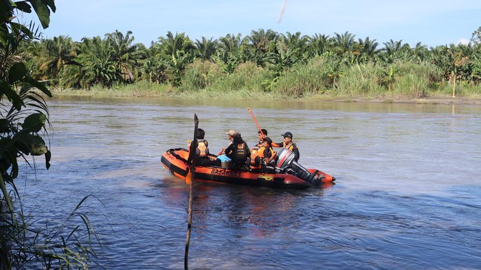 Tim SAR Gabungan melakukan pencarian warga Mamuju Tengah yang hilang diterkam buaya.