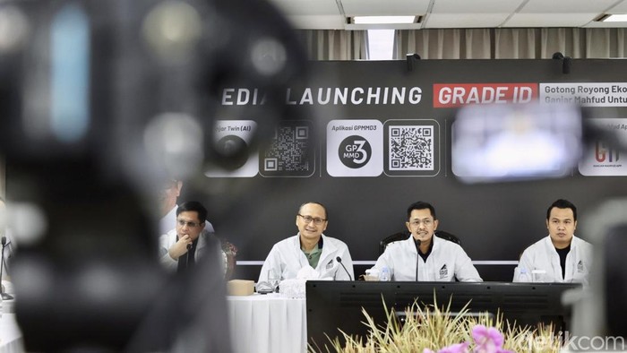 TPN Ganjar-Mahfud Luncurkan Aplikasi Penunjang Pemilu 2024 Tim Pemenangan Nasional (TPN) Ganjar Pranowo - Mahfud MD meluncurkan aplikasi penunjang selama Pemilu 2024, Jakarta, Jumat (5/1/2024). Empat aplikasi tersebut terkait penyampaian program pasangan calon nomor urut 3, hingga wadah pengaduan kecurangan.