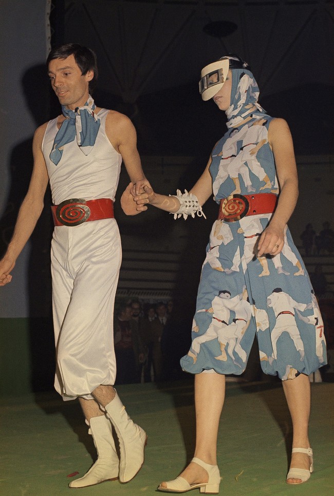 Di Amerika Serikat, muncul gerakan Hippies yang menjunjung kebebasan dan menolak kemapanan sehingga turut memengaruhi cara berpakaian, termasuk dalam konteks busana pria. Penampilan konservatif seperti setelan jas necis yang mendominasi 1950-an pun berganti menjadi lebih kasual dengan inspirasi bohemian yang kental. (Foto: AP Photo/George Brich)