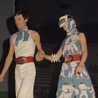 Di Amerika Serikat, muncul gerakan Hippies yang menjunjung kebebasan dan menolak kemapanan sehingga turut memengaruhi cara berpakaian, termasuk dalam konteks busana pria. Penampilan konservatif seperti setelan jas necis yang mendominasi 1950-an pun berganti menjadi lebih kasual dengan inspirasi bohemian yang kental. (Foto: AP Photo/George Brich)