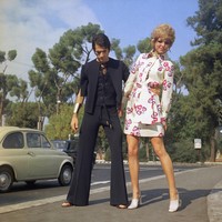 Sepasang pria dan wanita bergaya di jalanan Roma, Italia, pada 1969. Buku Fashion The Whole Story (Thames & Hudson, 2013) mencatat era 1960-an sebagai momentum kebangkitan busana pria yang dipicu oleh gejolak politik dan ekonomi. (Foto: AP Photo/Mario Torrisi)