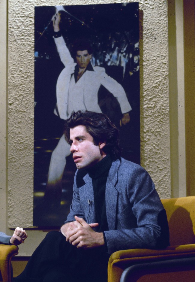 Tren glamrock terus berlanjut hingga ke era 1970-an. Puncaknya ketika demam disko menjangkit yang ditandai dengan kehadiran film Saturday Night Fever (menampilkan John Travolta sebagai bintangnya) yang dirilis pada 1977. (Foto: AP/RAB)