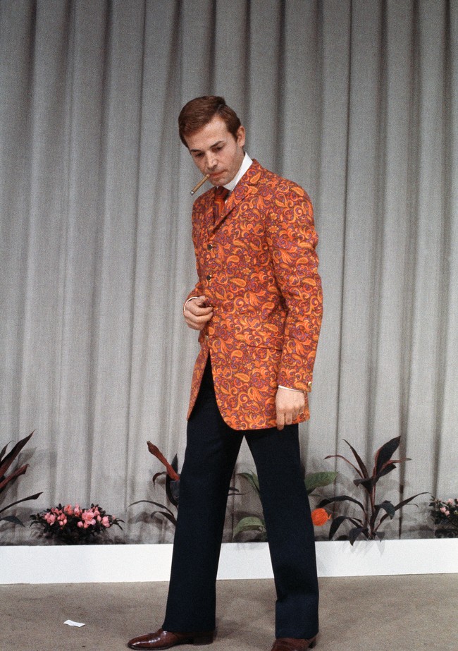 Para pria lebih berani bereksplorasi dengan warna dan siluet. Aksentuasi pada kerah dan detail lain juga semakin variatif. (Foto: AP/Raoul Fornezza)