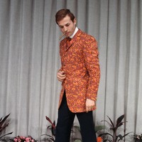 Para pria lebih berani bereksplorasi dengan warna dan siluet. Aksentuasi pada kerah dan detail lain juga semakin variatif. (Foto: AP/Raoul Fornezza)