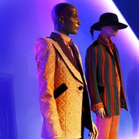 Setelan milik David Bowie dan Jimi Hendrix dipamerkan di Museum of Fine Arts, Boston, AS, pada 2019. Bertajuk Gender Bending Fashion, pameran tersebut mengeksplorasi bagaimana busana di luar batasan gender merevolusi industri fashion. (Foto: AP/Charles Krupa)