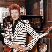 Penampilan bintang musik Elton John dan David Bowie turut ambil andil. Dari ujung kepala hingga kaki, penampilan ini mencakup high platform boots, pakaian penuh corak, rambut warna-warni, dan tato wajah, tulis buku tersebut. (Foto: AP Photo/John Glanvill)