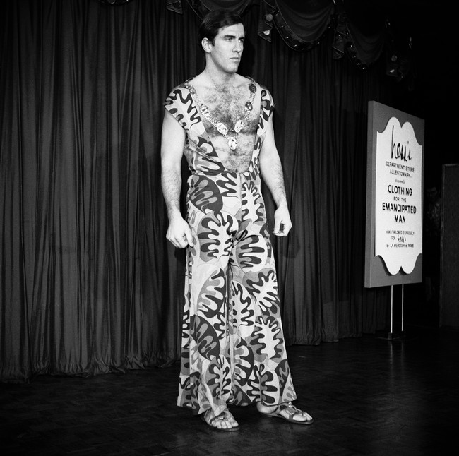 Foto tertanggal 9 Januari 1968 menampilkan model pria memeragakan jumpsuit penuh corak jenaka di sebuah fashion show. Peragaan tersebut bertajuk The Emanticipated Man. (Foto: AP/Anonymous)