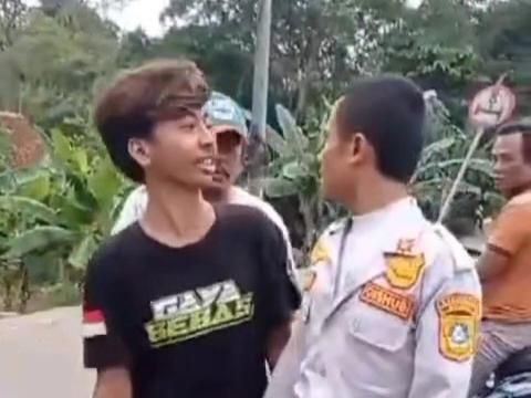 Video momen adu mulut anggota Dishub Kabupaten Bogor dengan sopir tronton di Parungpanjang, Bogor viral di medsos. Ini pemicunya. (Tangkapan layar video viral)