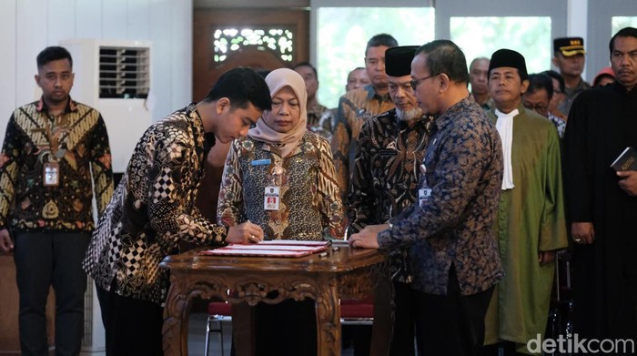 Wali Kota Solo Gibran Rakabuming Raka melakukan rotasi ke 115 ASN di lingkungan Pemkot Solo, Jumat (5/1/2024)