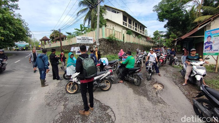 Warga berdemo di Kantor Kalurahan Banyuroto, Kapanewon Nanggulan, Kulon Progo, Jumat (5/1/2024).