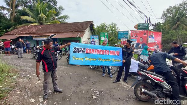 Warga berdemo di Kantor Kalurahan Banyuroto, Kapanewon Nanggulan, Kulon Progo, Jumat (5/1/2024).