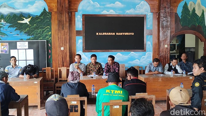 Warga berdemo di Kantor Kalurahan Banyuroto, Kapanewon Nanggulan, Kulon Progo, Jumat (5/1/2024).