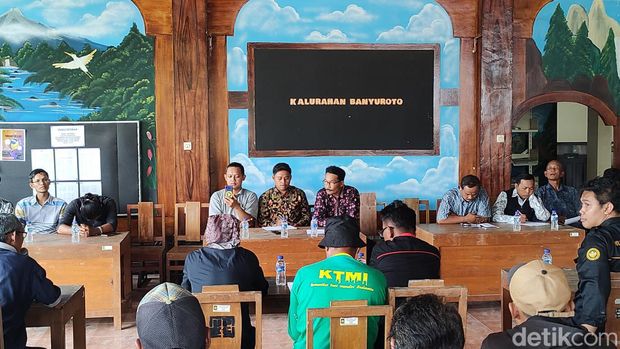 Warga berdemo di Kantor Kalurahan Banyuroto, Kapanewon Nanggulan, Kulon Progo, Jumat (5/1/2024).