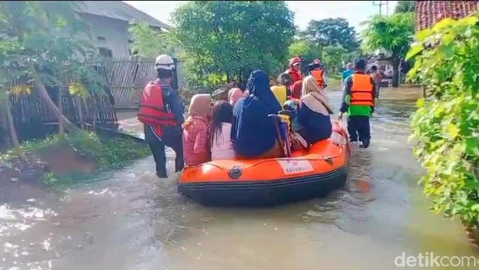 Warga dievakuasi saat banjir merendam 2 desa di Karawang, Jumat (5/1/2024).