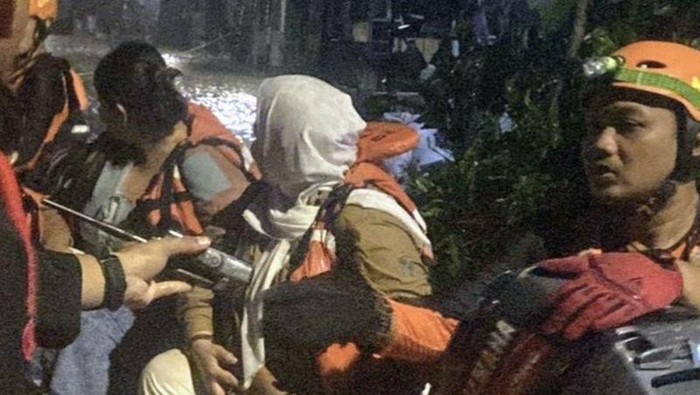 Tim SAR menggunakan perahu karet untuk mengangkut warga dari kawasan yang terendam banjir di Jalan Pondok Karya, Kelurahan Pela Mampang, Kecamatan Mampang Prapatan, Jakarta Selatan, Kamis (4/1/2024) malam.