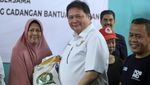 Potret Airlangga Hartanto Salurkan Bantuan Beras untuk Warga di Cibinong