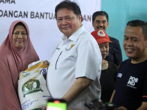 Potret Airlangga Hartanto Salurkan Bantuan Beras untuk Warga di Cibinong