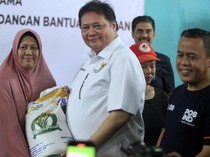 Potret Airlangga Hartanto Salurkan Bantuan Beras untuk Warga di Cibinong
