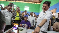 Menko Perekonomian Airlangga Hartarto (kanan) menyaksikan pemberian Bantuan Pangan Cadangan Beras Pemerintaah (BP-CBP) kepada warga penerima manfaat di Kelurahan Pabuaran, Cibinong, Kabupaten Bogor, Jawa Barat, Sabtu (6/1/2024).