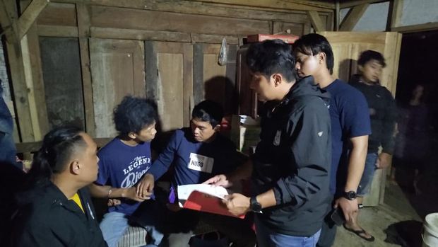 Anggota resmob polres Kediri menangkap salah satu pemerkosa ibu asal Bekasi (2 dari kiri).