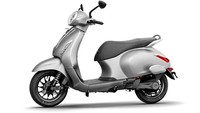 Bajaj Chetak terbaru mengalami perubahan besar di bagian mesin dan fitur. Tunggangan nonemisi itu hadir melalui dua varian berbeda, yakni Urbane dan Premium. Foto: Doc. Bajaj.