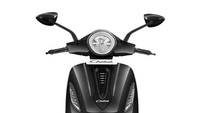 Bajaj Chetak model 2024 masih menganut desain yang sama seperti model sebelumnya, yakni bertubuh kompak dengan aksen membulat di hampir seluruh bagian. Foto: Doc. Bajaj.