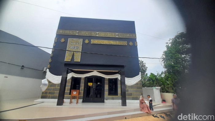 Bangunan masjid berbentuk kabah di Jepara, Rabu (3/1/2024).