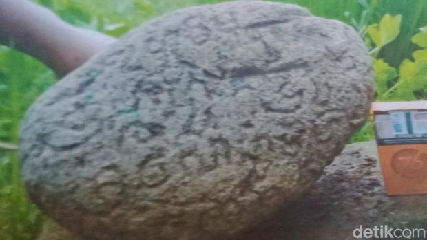 Batu prasasti Nglumbang Dungkik dalam print foto berdimensi.