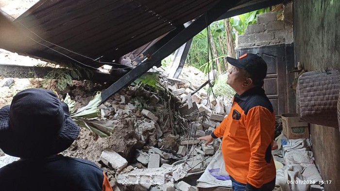 BPBD mengecek lokasi longsor di Jumantono, Karanganyar, Sabtu (6/1/2024).