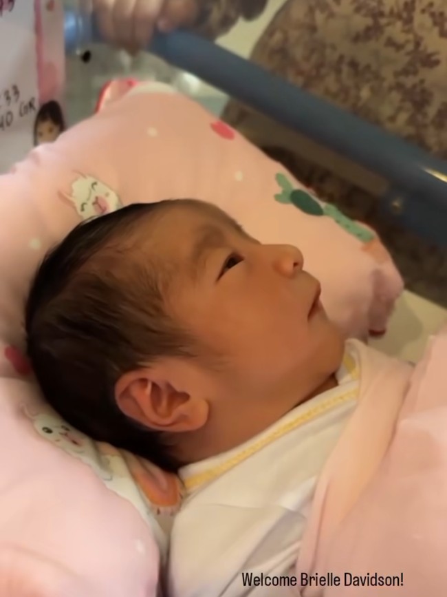 Sama seperti anak pertama, anak kedua Billy dan Patricia juga memiliki wajah yang rupawan. Walaupun masih bayi namun baby Brielle sudah terlihat begitu cantik. Foto: Instagram/@pattdevdex/@billydavidson_