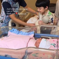 Dengan lahirnya Brielle, putra pertama Billy dan Patricia, Pierce Davidson kini sudah resmi menjadi seorang kakak. Terlihat Pierce yang begitu antusias melihat sang adik yang baru lahir. Foto: Instagram/@pattdevdex/@billydavidson_