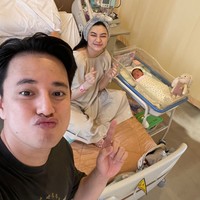 Billy dan Patricia juga terlihat begitu bahagia menyambut kelahiran anak kedua mereka. Mereka pun tak lupa mengabadikan momen kebersamaannya saat masih berada di kamar rumah sakit. Foto: Instagram/@pattdevdex/@billydavidson_