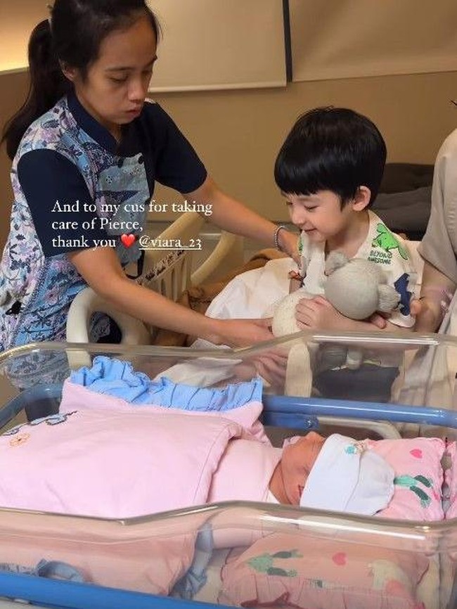 Dengan lahirnya Brielle, putra pertama Billy dan Patricia, Pierce Davidson kini sudah resmi menjadi seorang kakak. Terlihat Pierce yang begitu antusias melihat sang adik yang baru lahir. Foto: Instagram/@pattdevdex/@billydavidson_