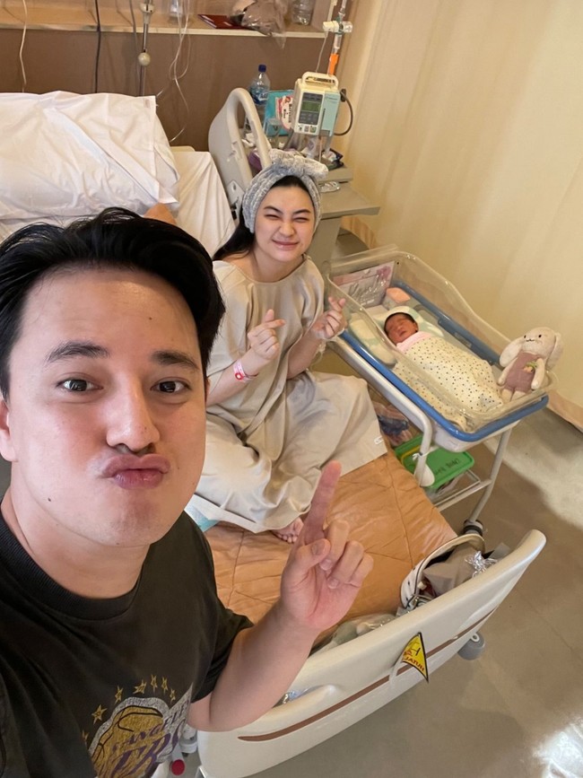 Billy dan Patricia juga terlihat begitu bahagia menyambut kelahiran anak kedua mereka. Mereka pun tak lupa mengabadikan momen kebersamaannya saat masih berada di kamar rumah sakit. Foto: Instagram/@pattdevdex/@billydavidson_