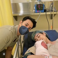 Sebagai suami sekaligus ayah siaga, Billy Davidson terlihat selalu setia menemani istrinya dari awal hingga selesai proses persalinan. Dengan kehadiran baby Brielle anggota keluarga Billy dan Patricia pun bertambah 1 orang menjadi 4 orang. Foto: Instagram/@pattdevdex/@billydavidson_
