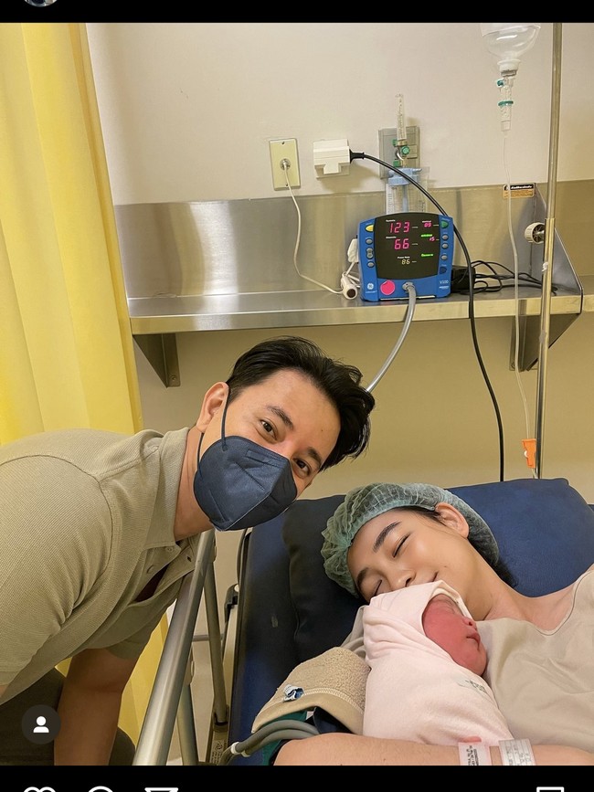 Sebagai suami sekaligus ayah siaga, Billy Davidson terlihat selalu setia menemani istrinya dari awal hingga selesai proses persalinan. Dengan kehadiran baby Brielle anggota keluarga Billy dan Patricia pun bertambah 1 orang menjadi 4 orang. Foto: Instagram/@pattdevdex/@billydavidson_